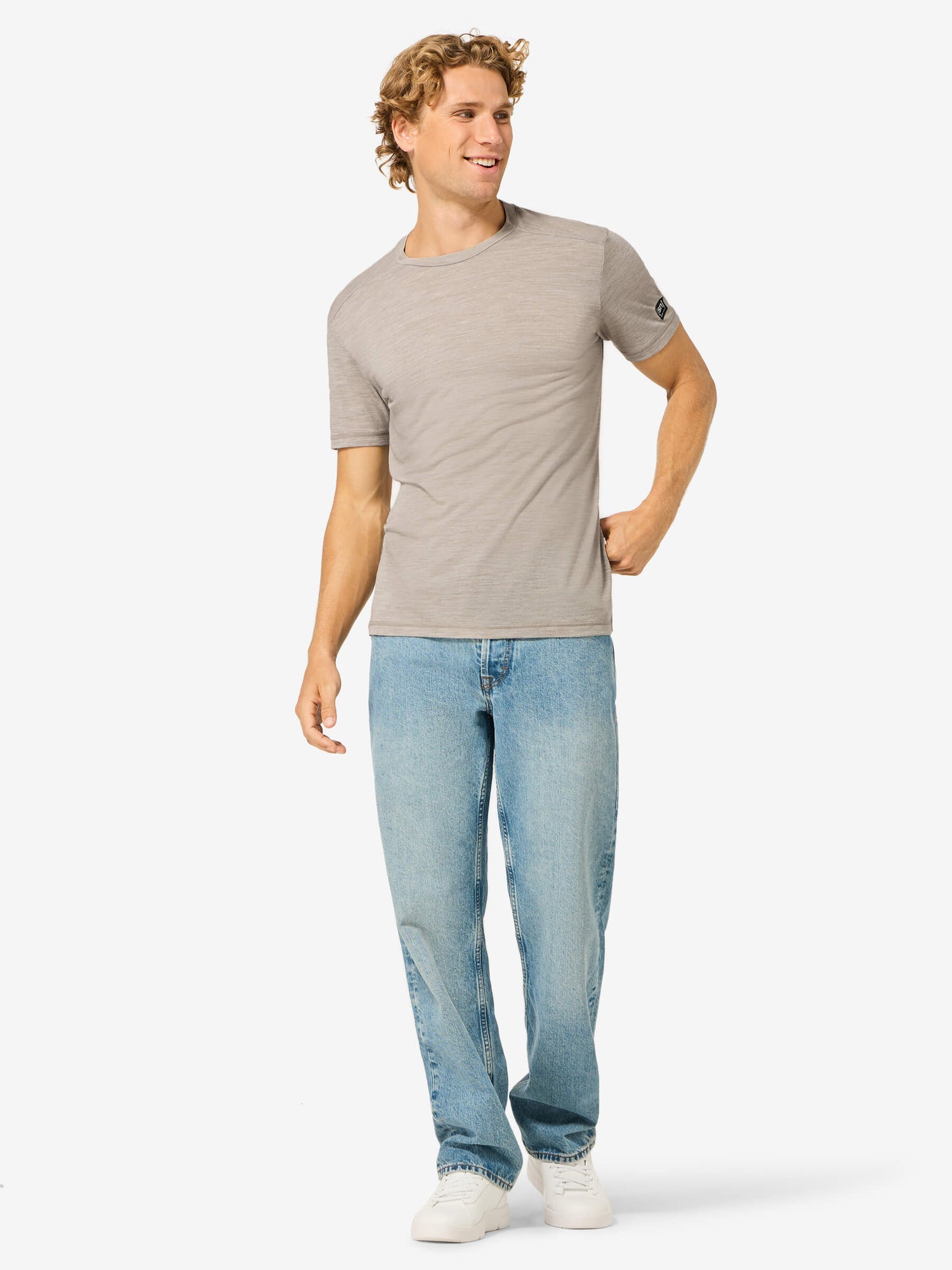 Miesten Essential merino t-paita, väri Vintage Khaki Melange – mallin päällä, koko vartalo