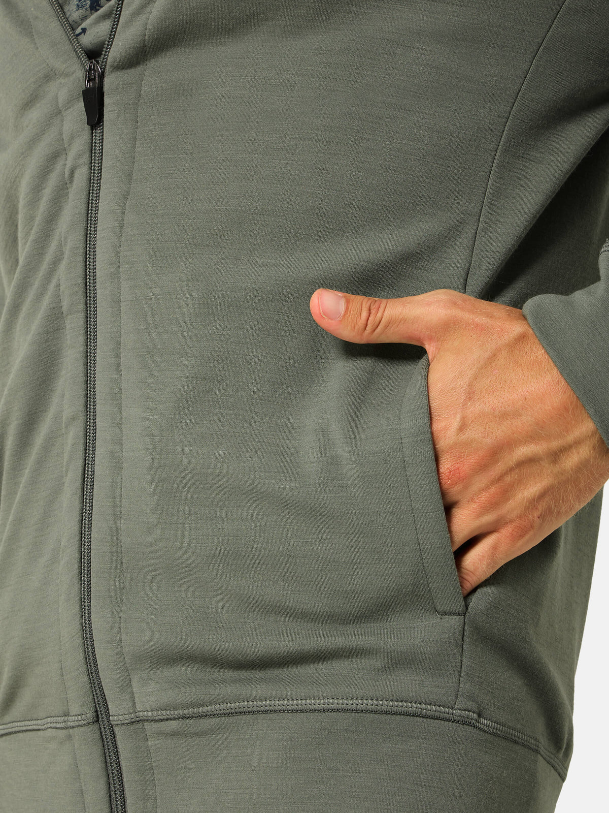 Miesten Everyday Hoodie merinohuppari, väri Eucalyptus – mallin päällä