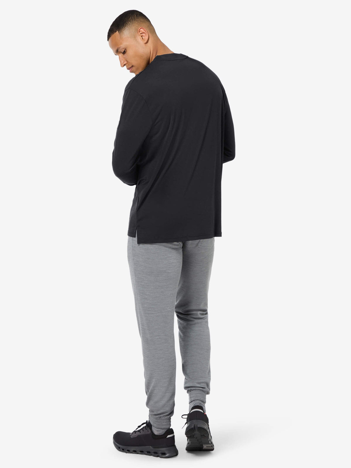Miesten Casual Rib Bio J merinovillapaita, väri Jet Black – mallin päällä