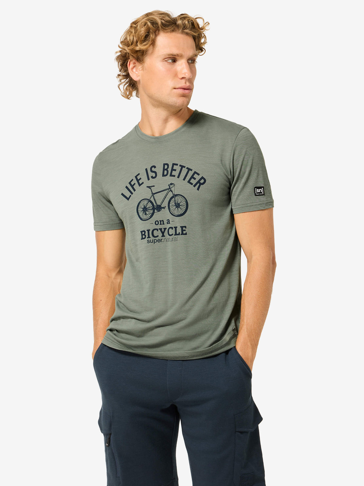 Miesten Better Bike Tee merino t-paita, väri Eucalyptus/Blueberry – mallin päällä