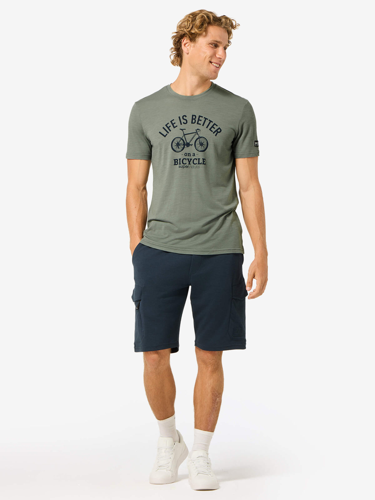 Miesten Better Bike Tee merino t-paita, väri Eucalyptus/Blueberry – mallin päällä