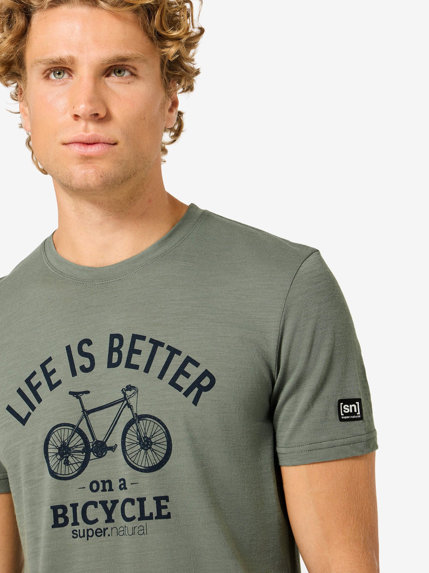 Miesten Better Bike Tee merino t-paita, väri Eucalyptus/Blueberry – mallin päällä