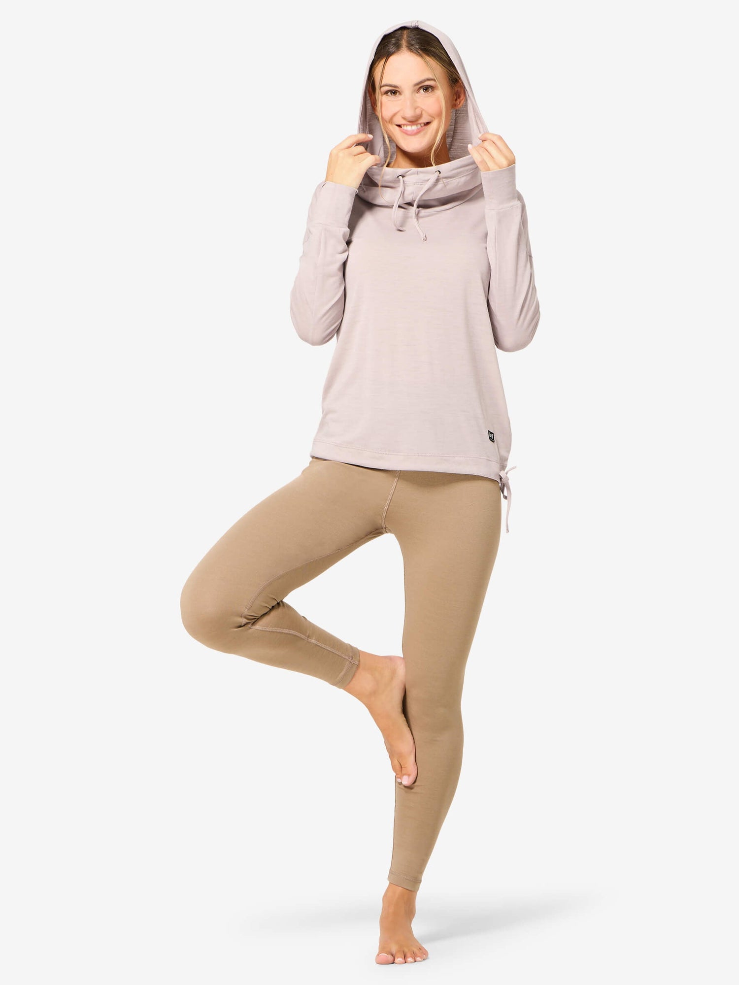 Naisten Funnel Hoodie merinohuppari, väri Dusty Rose – mallin päällä