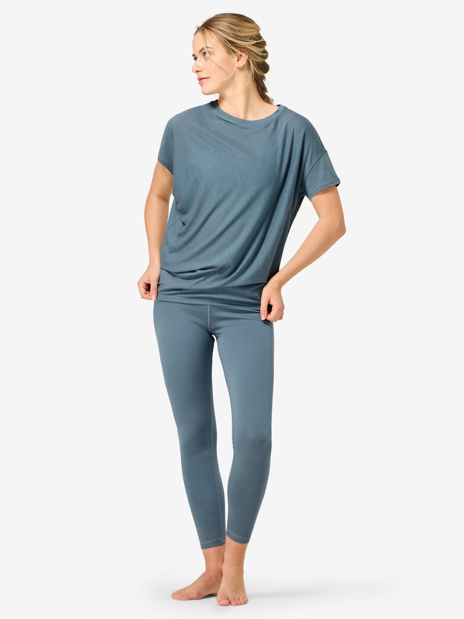 Naisten Yoga Loose Tee väljä merino t-paita, väri Stormy Weather – mallin päällä