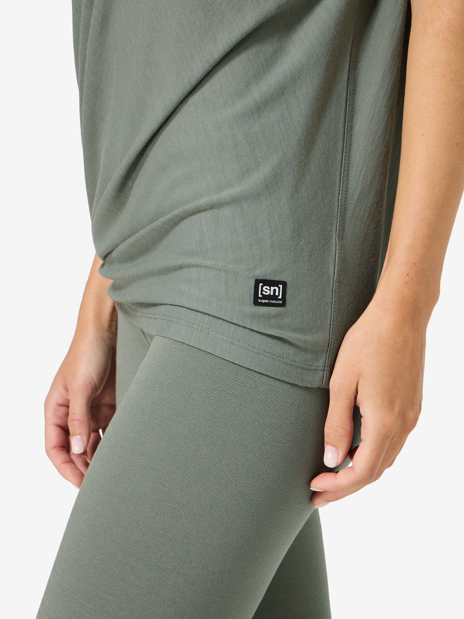 Naisten Yoga Loose Tee väljä merino t-paita, väri Eucalyptus – mallin päällä