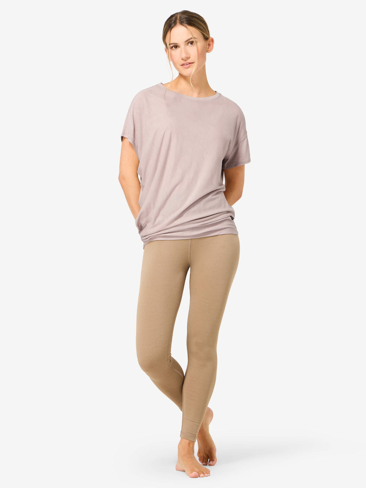 Naisten Yoga Loose Tee väljä merino t-paita, väri Dusty Rose – mallin päällä