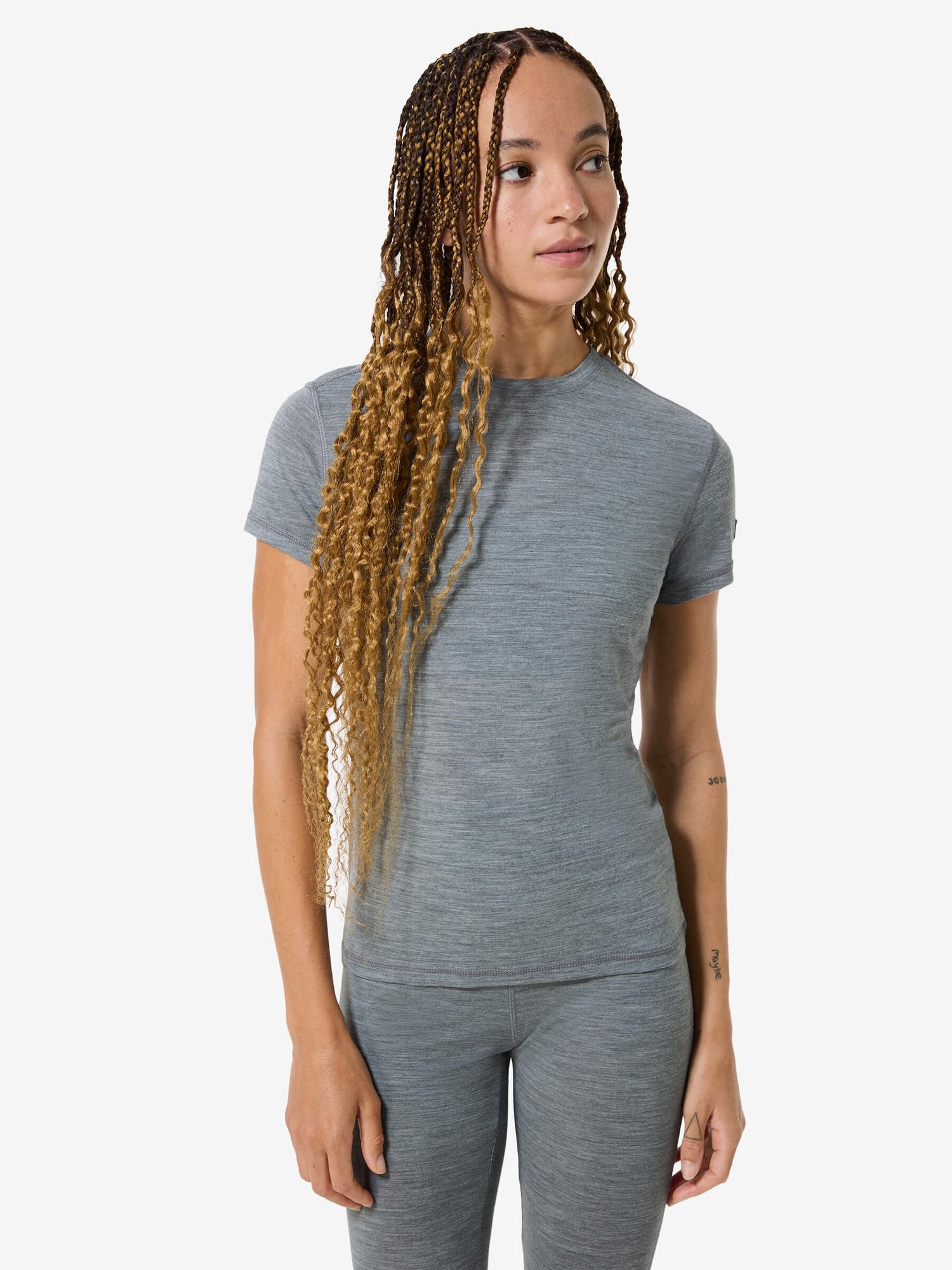 Naisten Sierra140 merino t-paita, väri Cashmere Grey Melange – mallin päällä