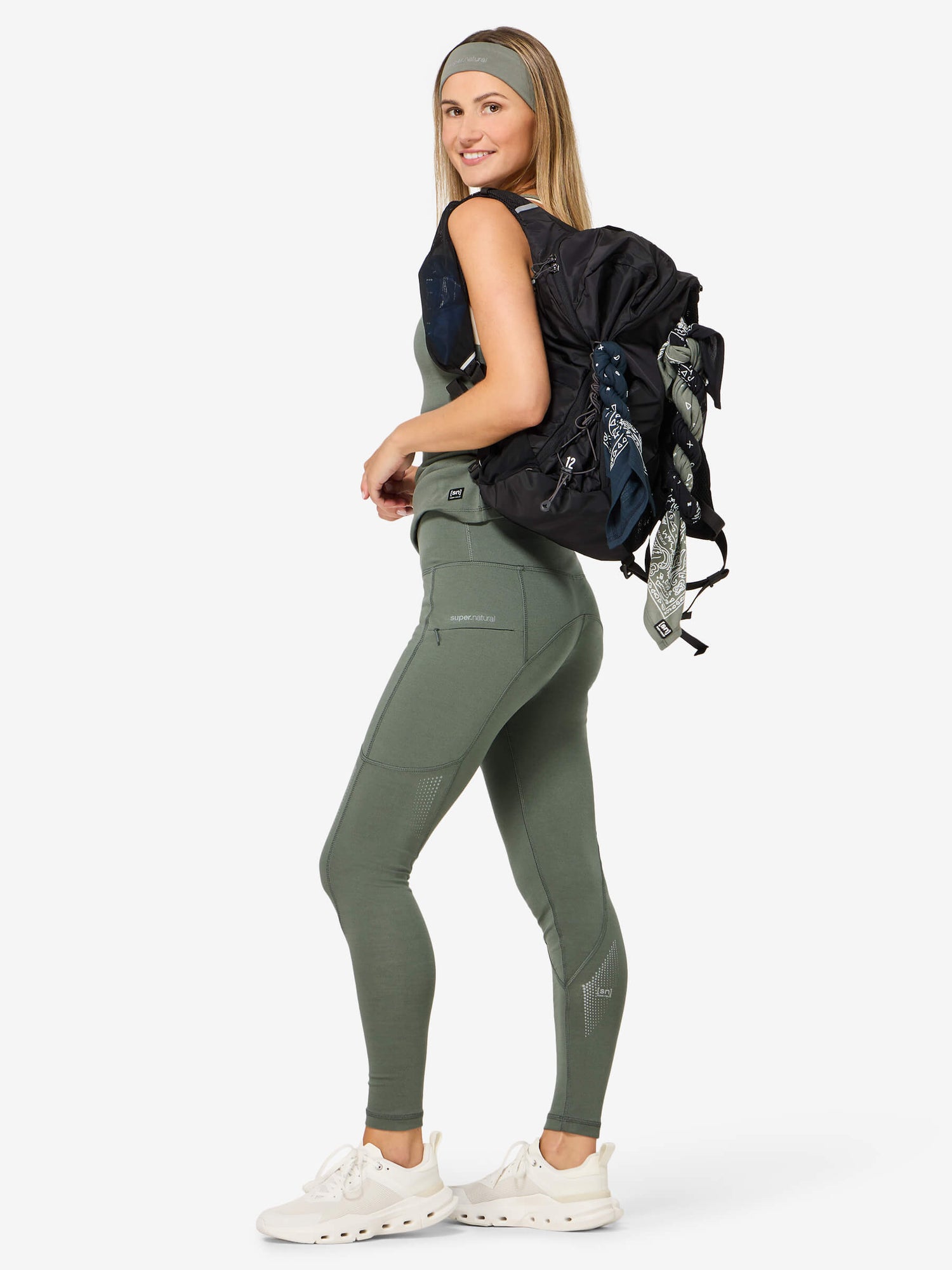 Naisten merinovillainen Sporty Top, väri Eucalyptus – mallin päällä