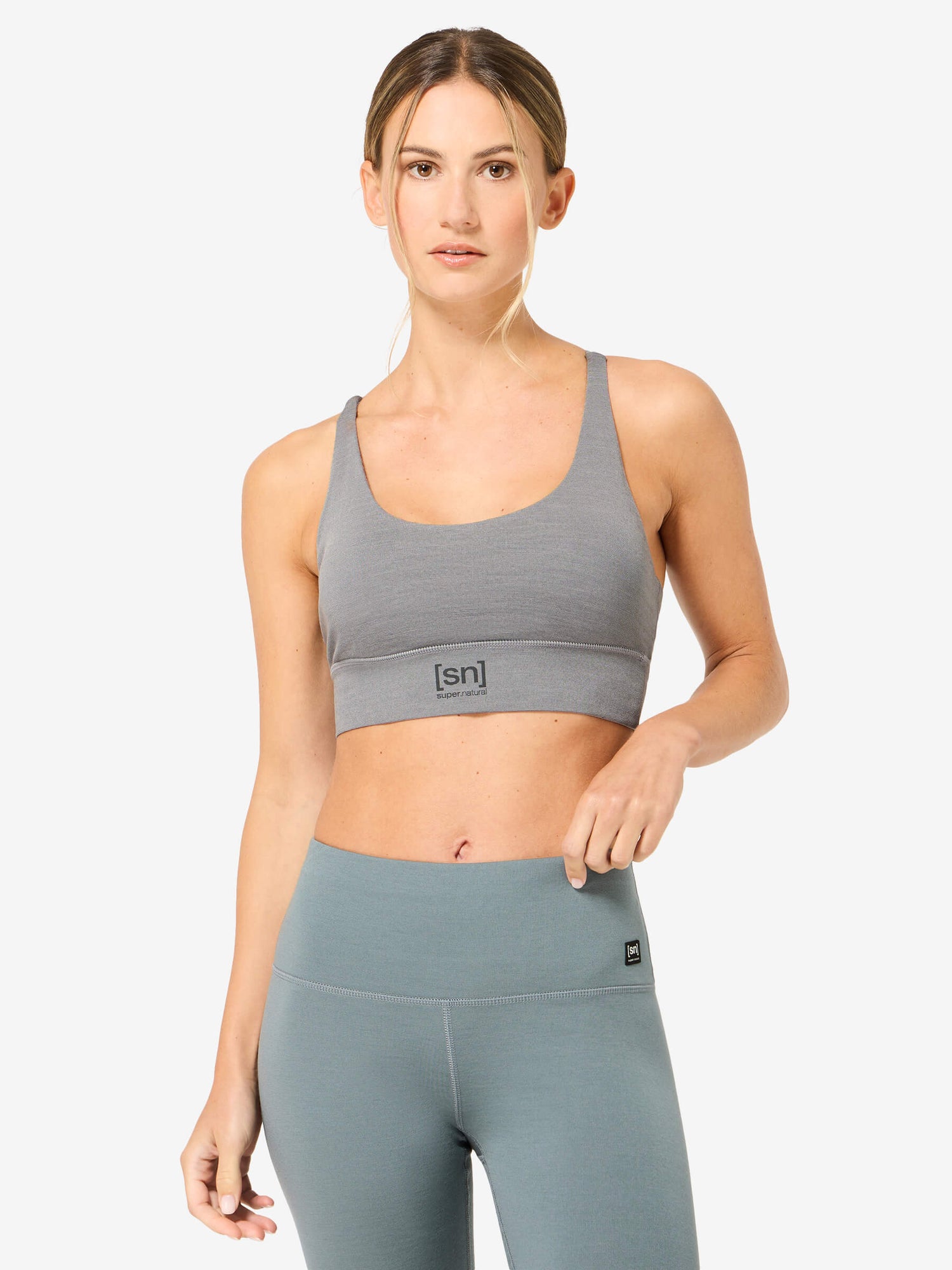 Naisten All Day Super Top merinotoppi, väri Cashmere Grey Melange – mallin päällä