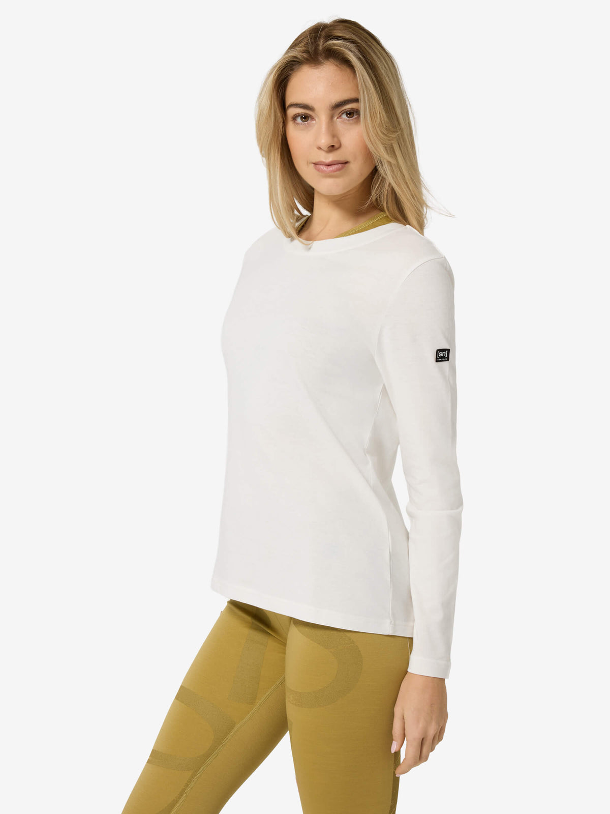 Naisten Casual Bio Cotton LS puuvilla-merinopaita, väri Bright White – mallin päällä