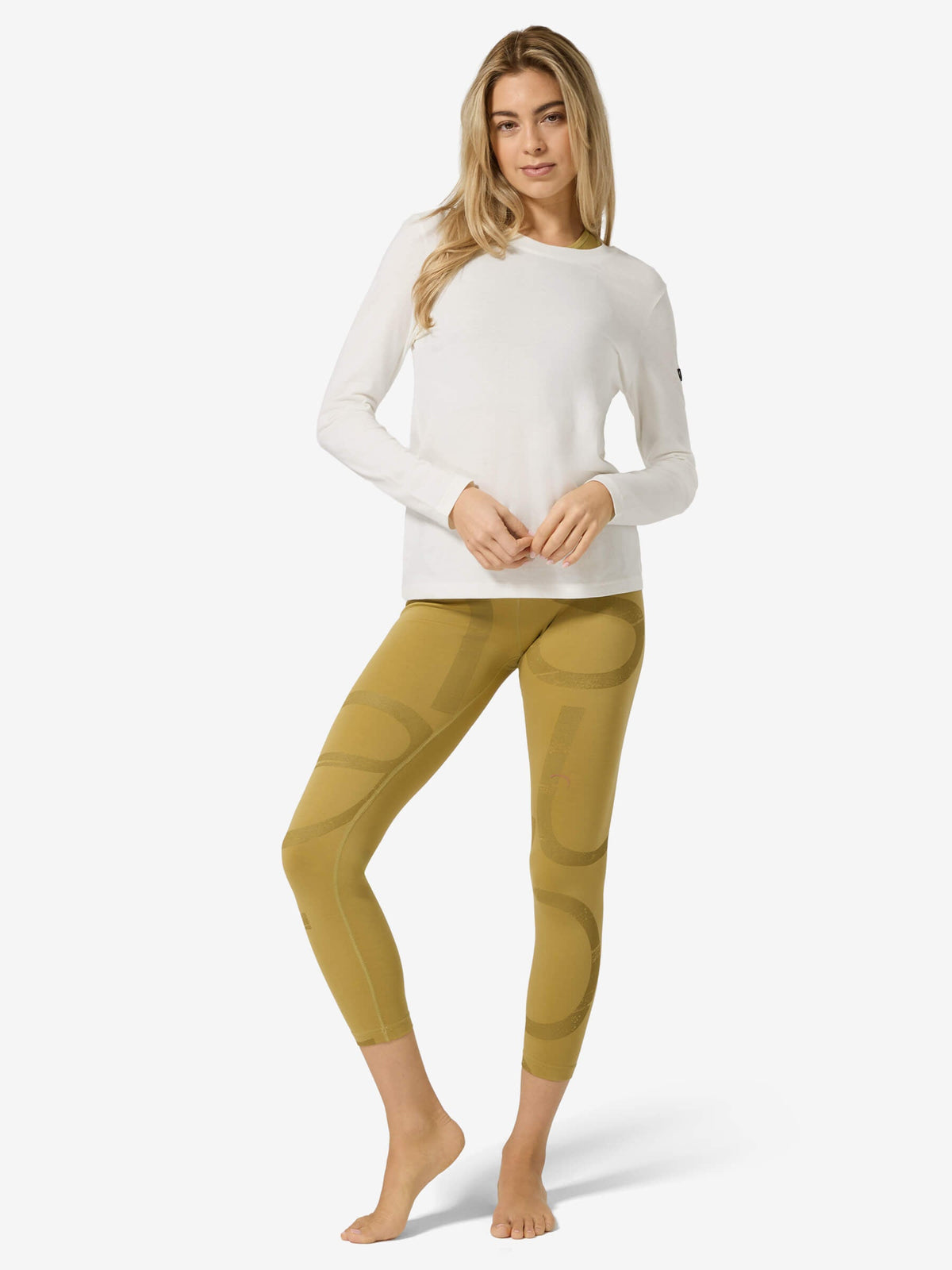 Naisten Casual Bio Cotton LS puuvilla-merinopaita, väri Bright White – mallin päällä