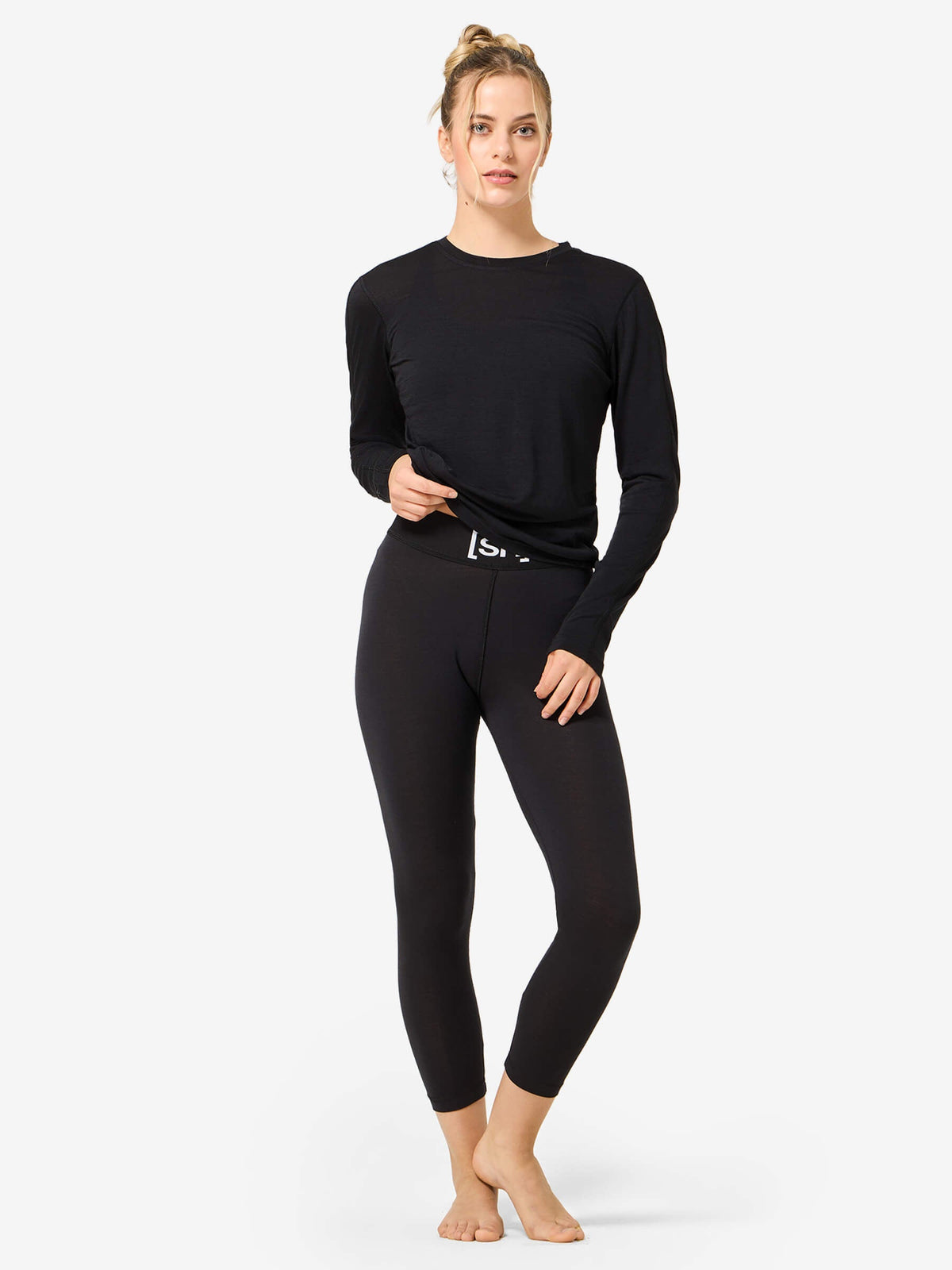 Naisten Air Motion Base LS pitkähihainen merinopaita, väri Jet Black – mallin päällä