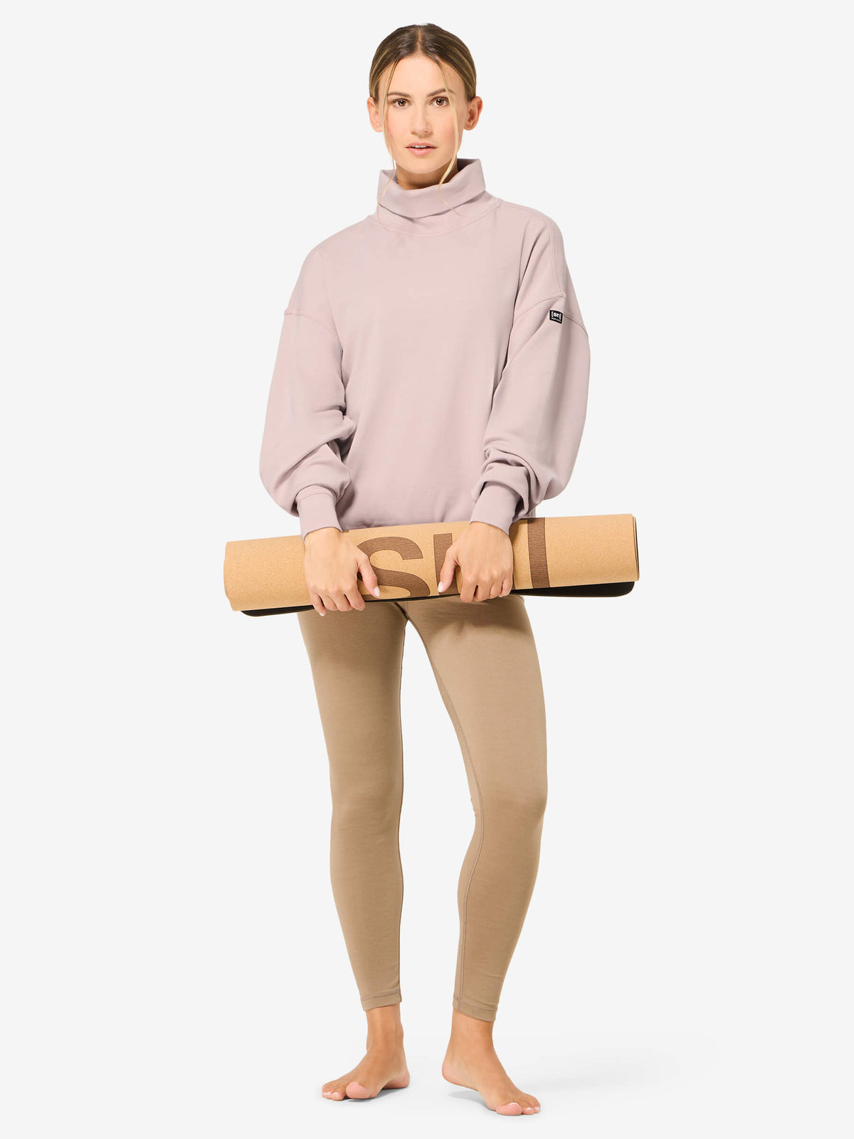 Naisten Rolling Roll Neck merinopusero, väri Dusty Rose – mallin päällä