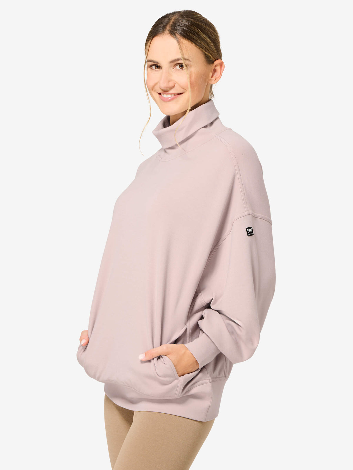 Naisten Rolling Roll Neck merinopusero, väri Dusty Rose – mallin päällä