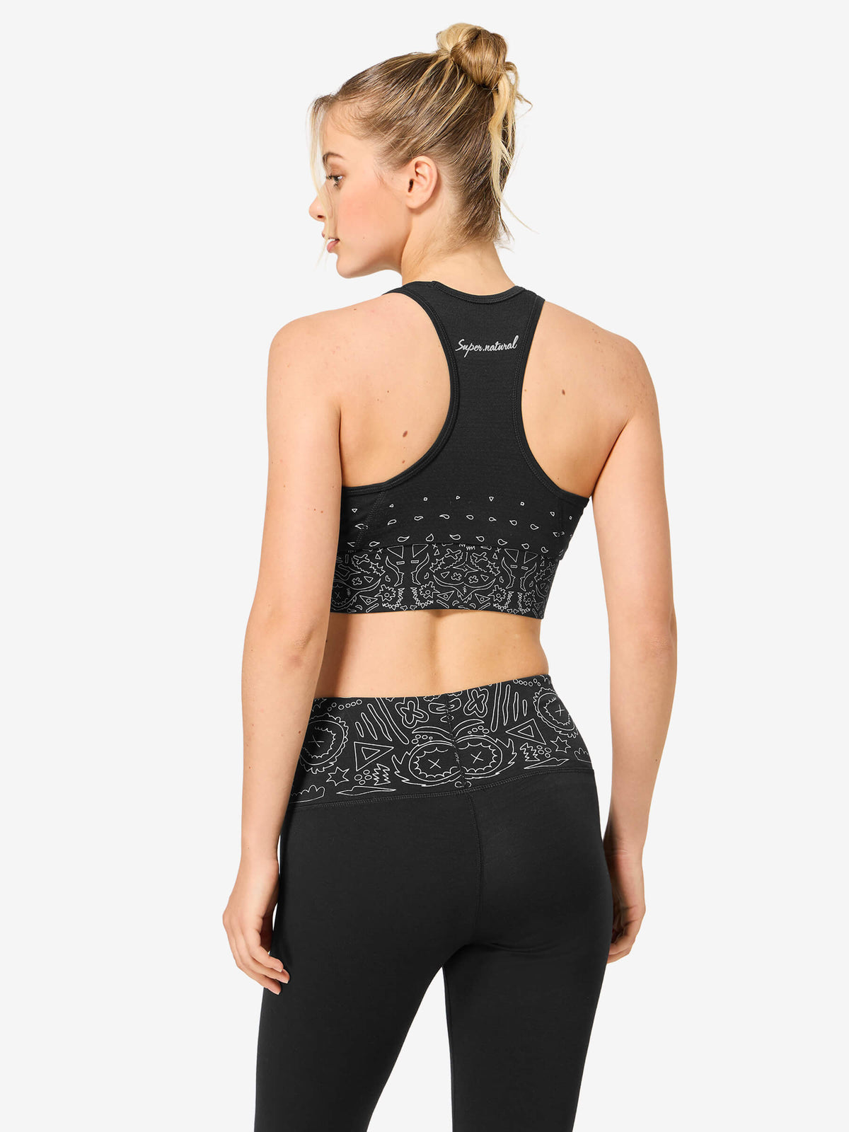 Naisten Bandana LF Top merinovillainen urheilutoppi, väri Jet Black/Fresh White – mallin päällä