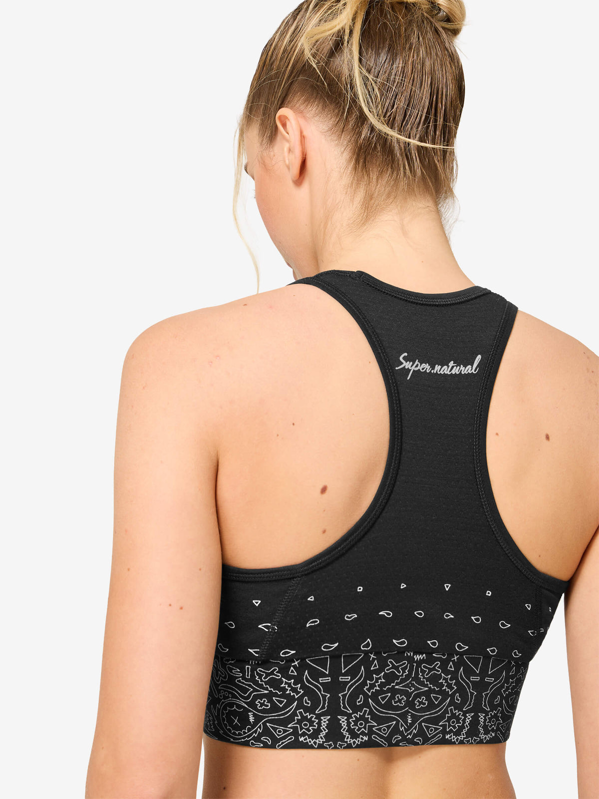 Naisten Bandana LF Top merinovillainen urheilutoppi, väri Jet Black/Fresh White – mallin päällä