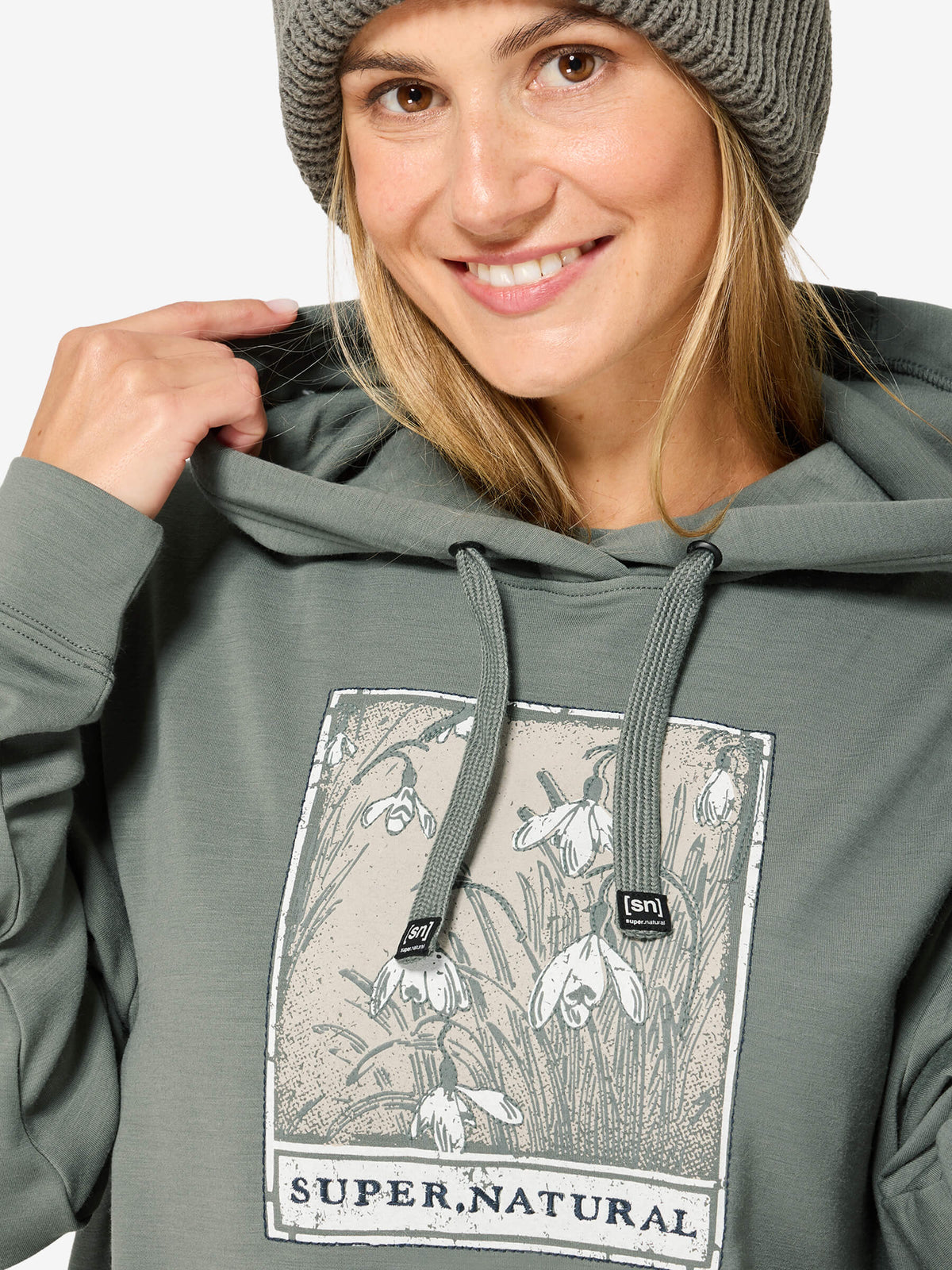 Naisten Snowdrops Hoodie merinohuppari, väri Eucalyptus/Various – mallin päällä