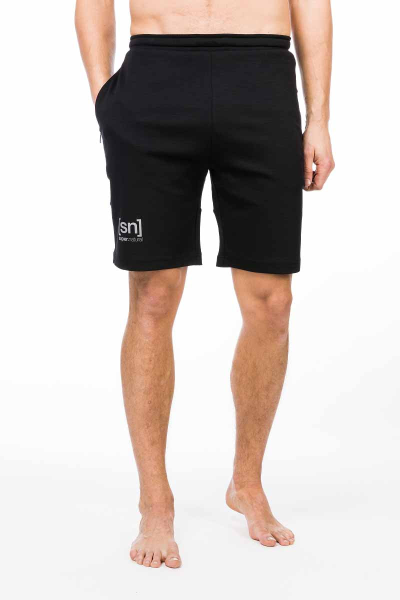 super.natural m movement shorts tuote jet black värissä