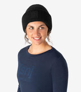 Krissini Beanie merinopipo, väri Jet Black – mallin päällä