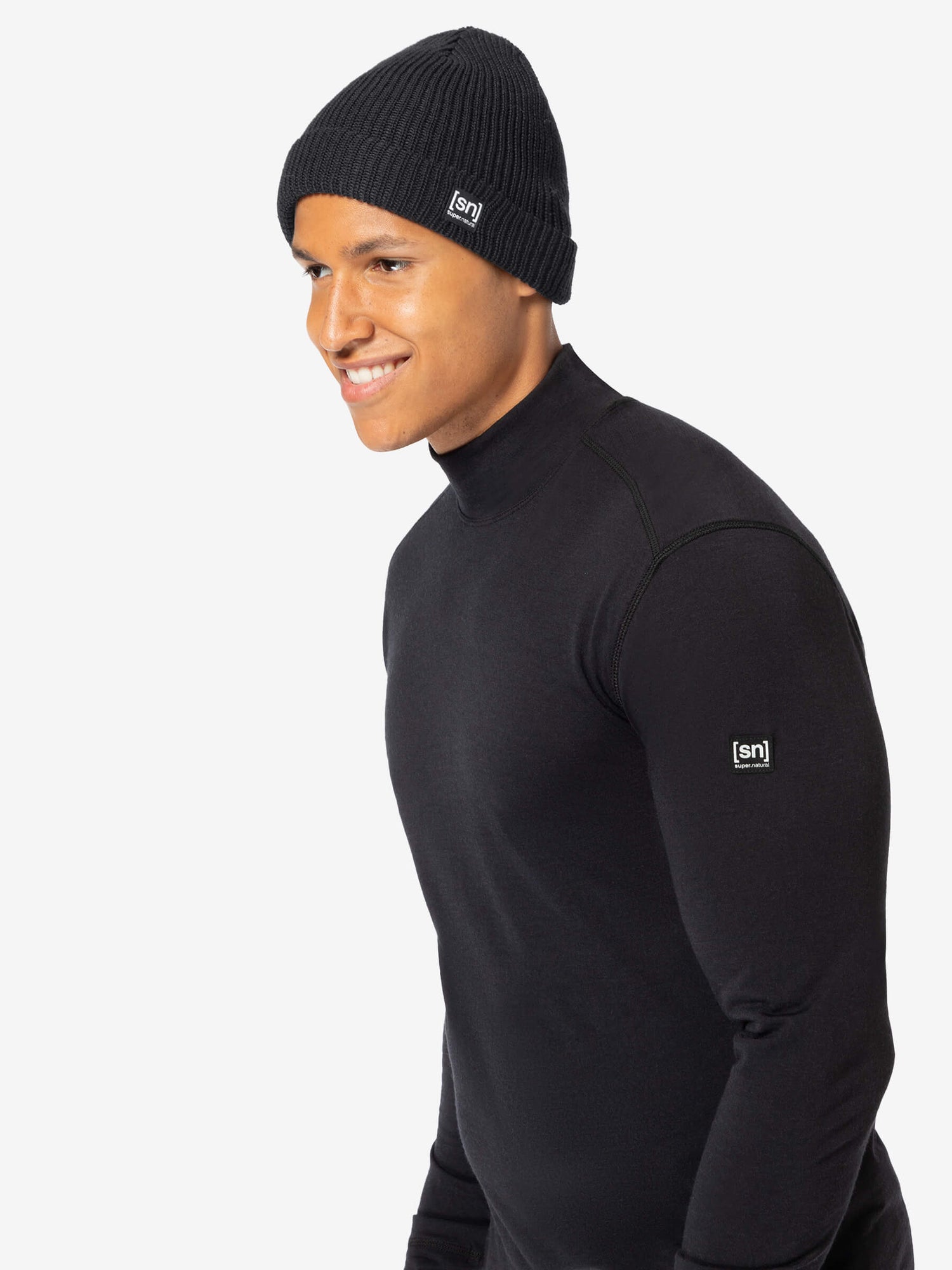 Riffler Beanie, väri Jet Black – mallin päällä