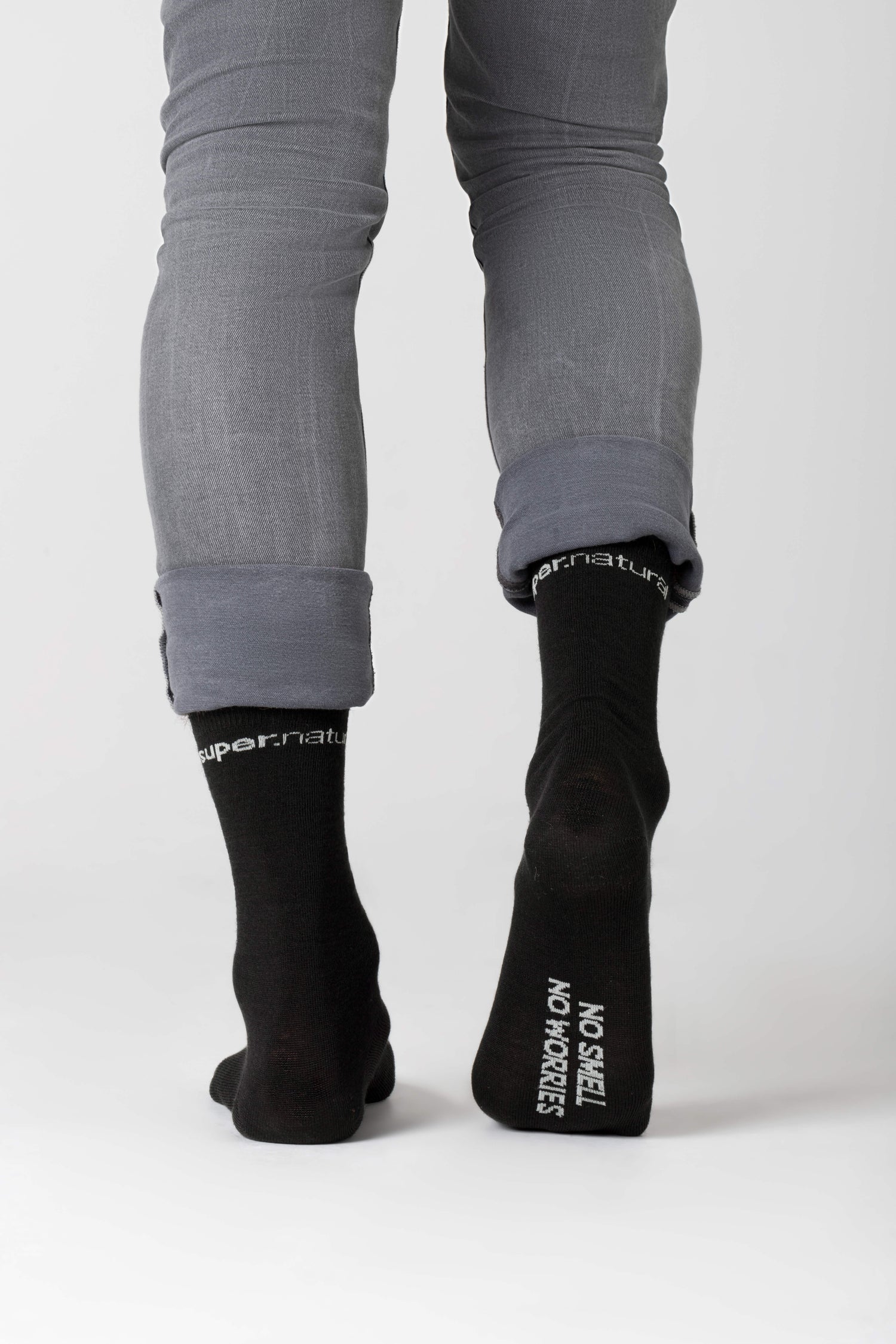 All Day Socks 2-pack, väri Jet Black/Vapor Grey – mallin päällä