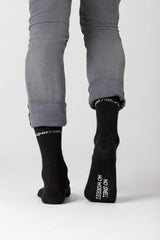 All Day Socks 2-pack, väri Jet Black/Vapor Grey – mallin päällä