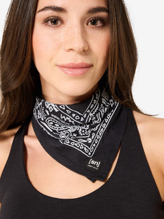 Pattern Bandana merinovillainen huivi, väri Jet Black/Fresh White – mallin päällä