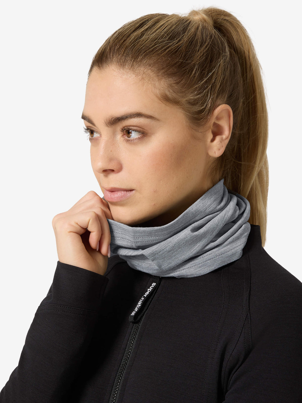 Wanderlust tuubihuivi, väri Cashmere Grey Melange – mallin päällä