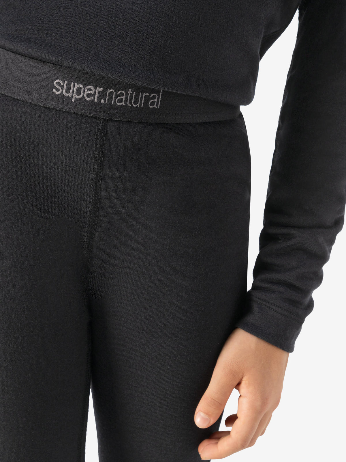 Lasten Tundra175 merino kerrastohousut, väri Jet Black – mallin päällä
