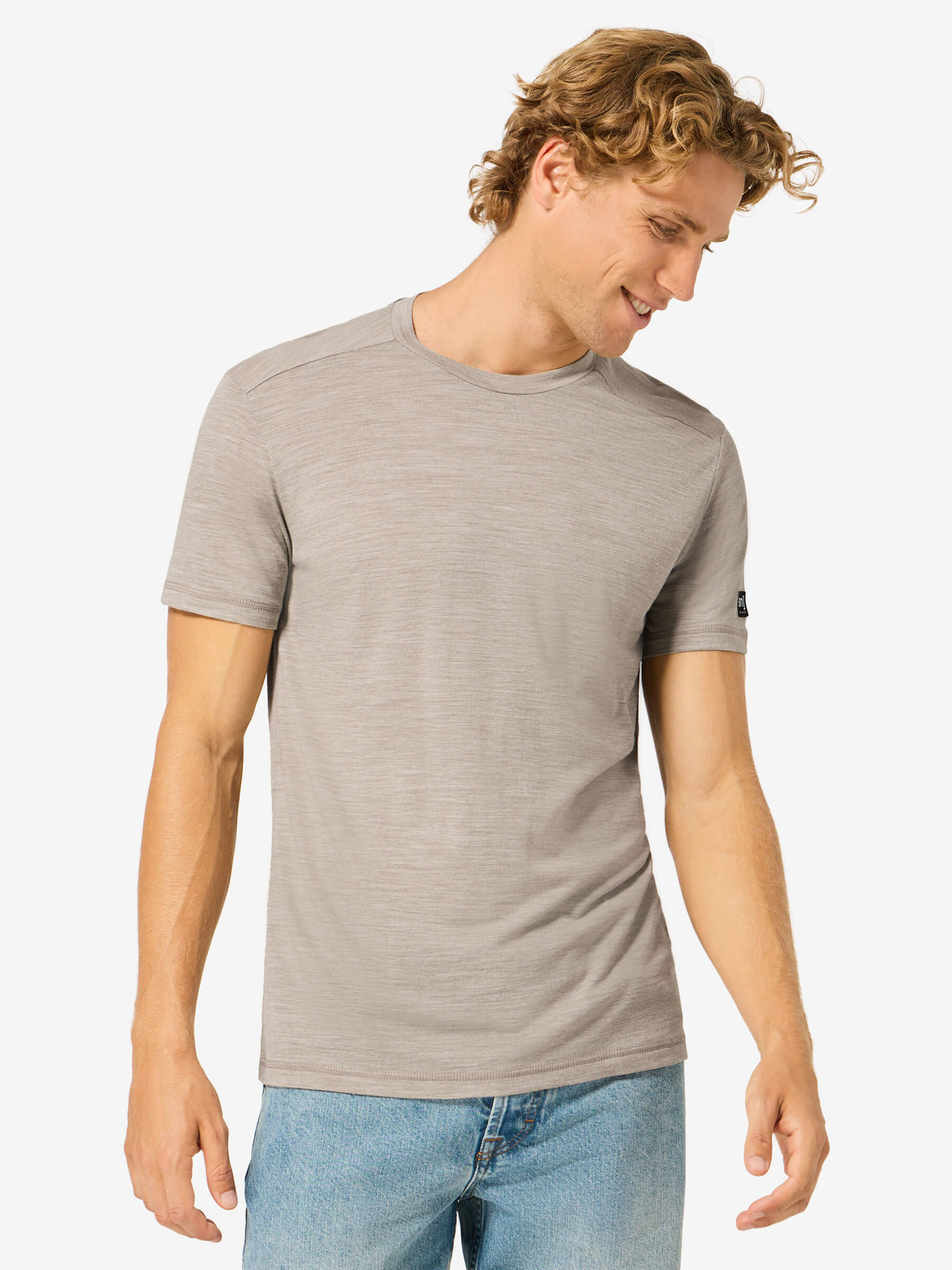 Miesten Essential merino t-paita, väri Vintage Khaki Melange – mallin päällä