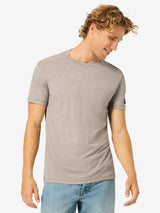Miesten Essential merino t-paita, väri Vintage Khaki Melange – mallin päällä