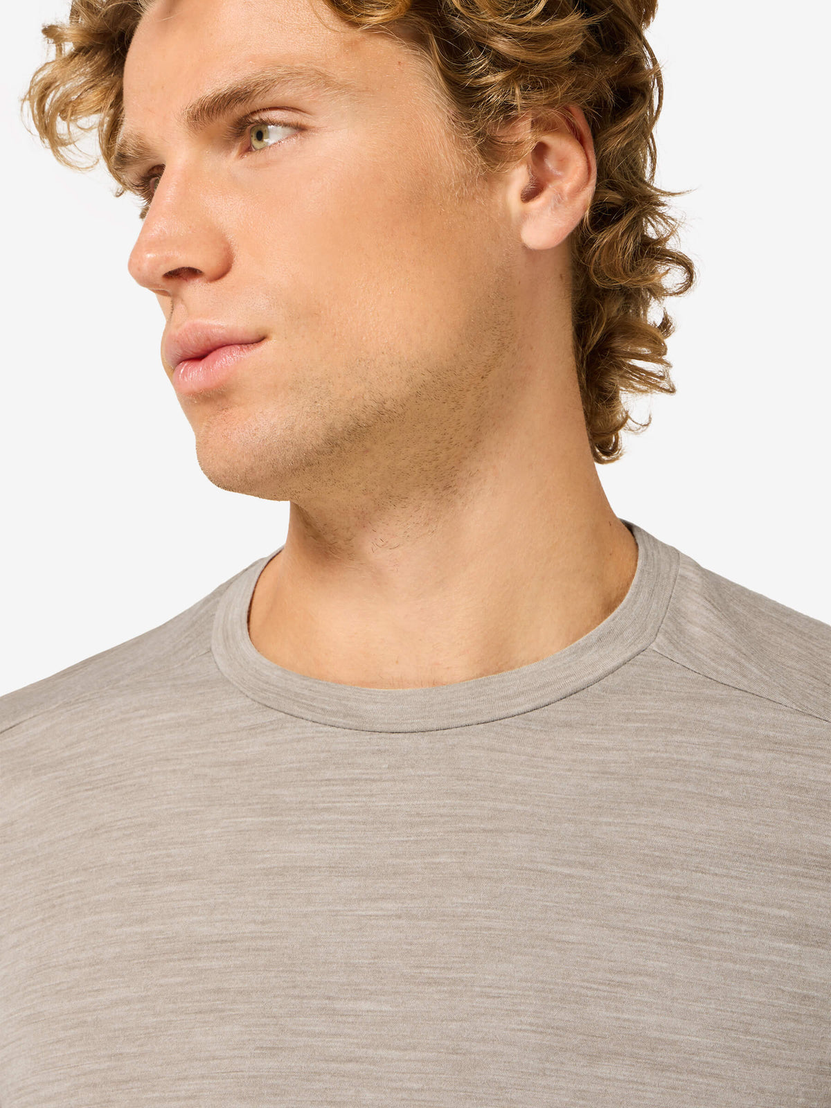 Miesten Essential merino t-paita, väri Vintage Khaki Melange – yksityiskohta mallin päällä