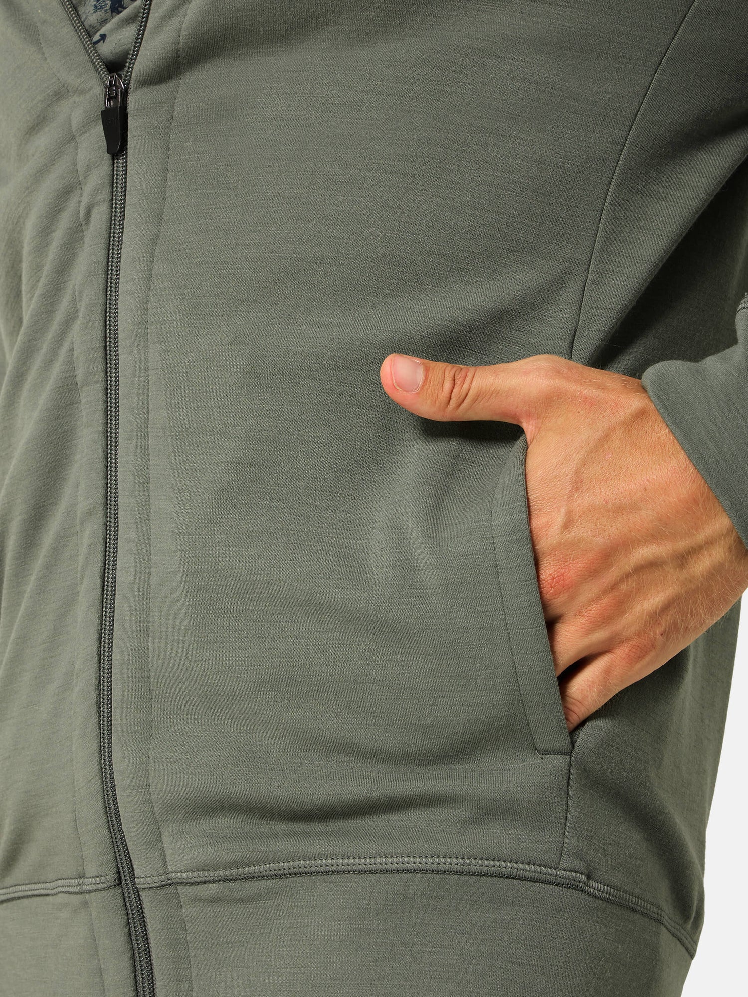 Miesten Everyday Hoodie merinohuppari, väri Eucalyptus – mallin päällä