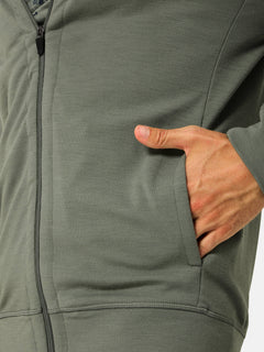 Miesten Everyday Hoodie merinohuppari, väri Eucalyptus – mallin päällä
