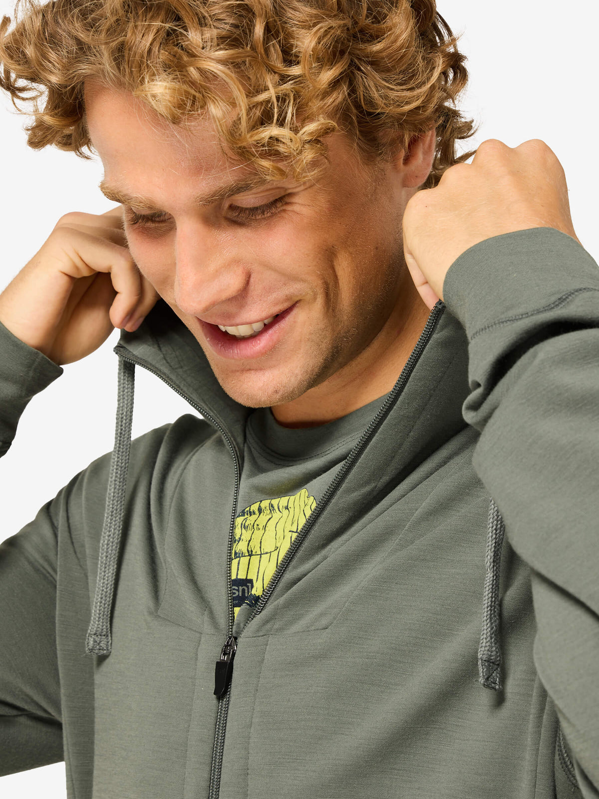Miesten Everyday Hoodie merinohuppari, väri Eucalyptus – mallin päällä