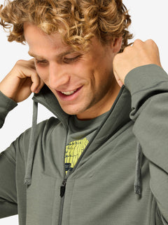 Miesten Everyday Hoodie merinohuppari, väri Eucalyptus – mallin päällä