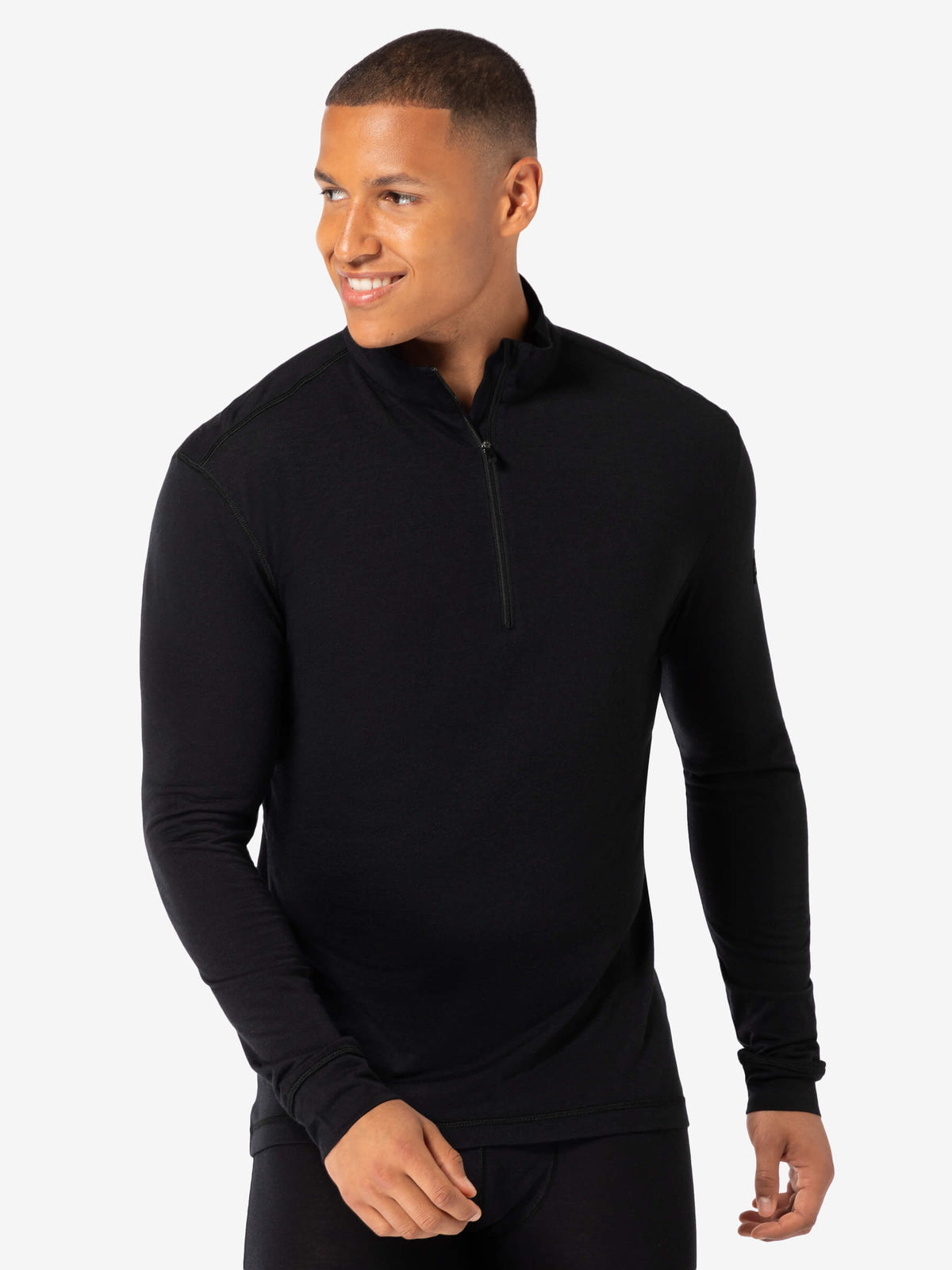 Miesten Tundra175 Zip 1/4 kerrastopaita, väri Jet Black – mallin päällä