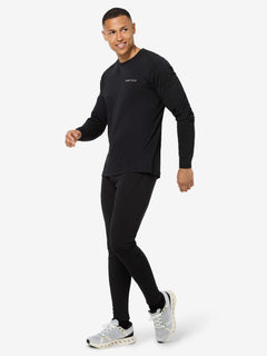 Miesten Universal Tights, väri Jet Black – mallin päällä