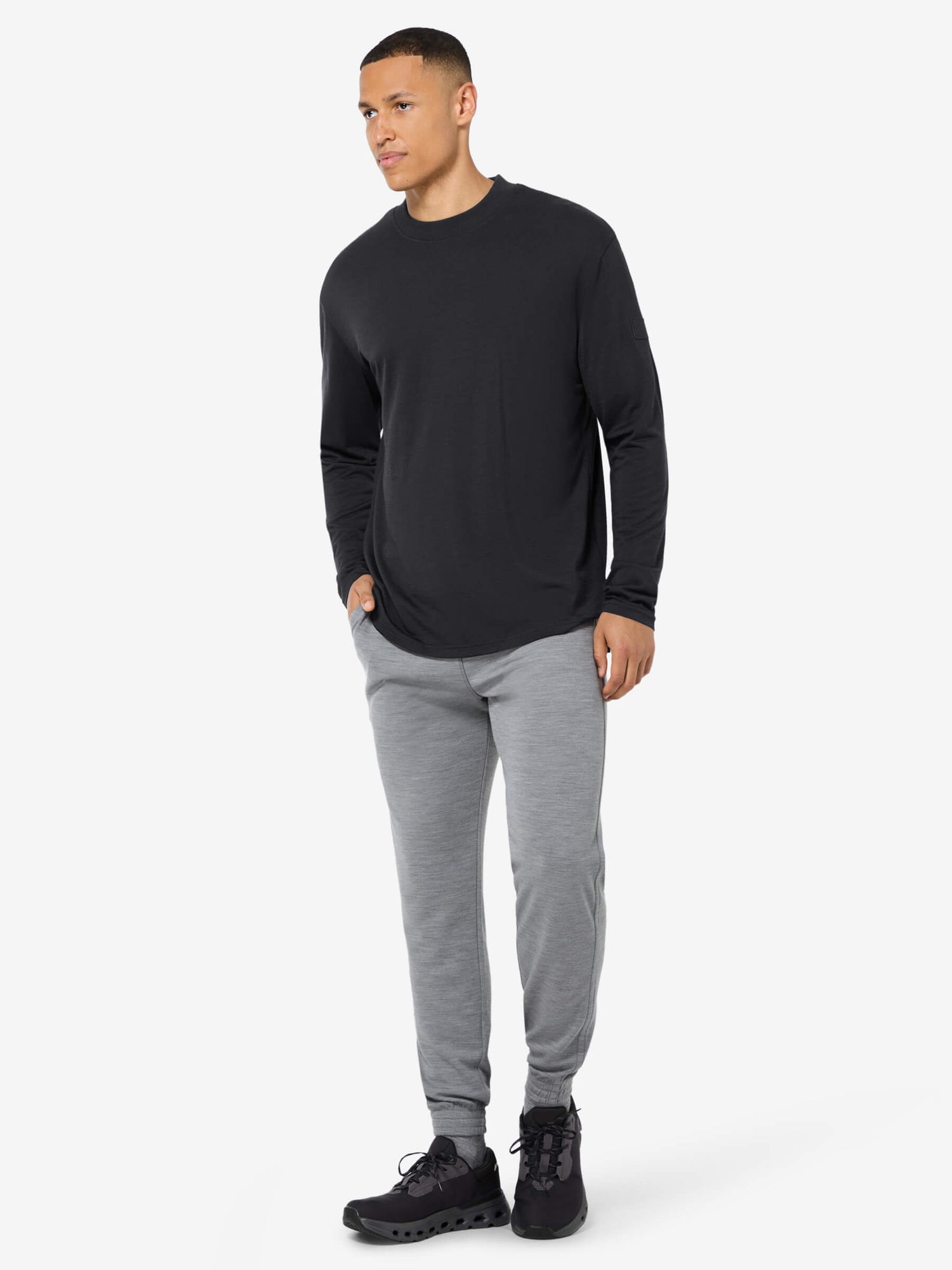 Miesten Casual Rib Bio J merinovillapaita, väri Jet Black – mallin päällä