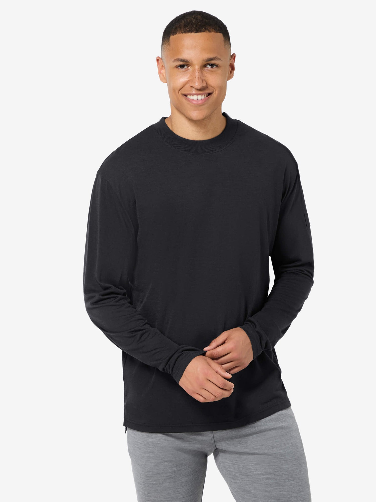 Miesten Casual Rib Bio J merinovillapaita, väri Jet Black – mallin päällä