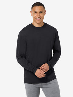 Miesten Casual Rib Bio J merinovillapaita, väri Jet Black – mallin päällä