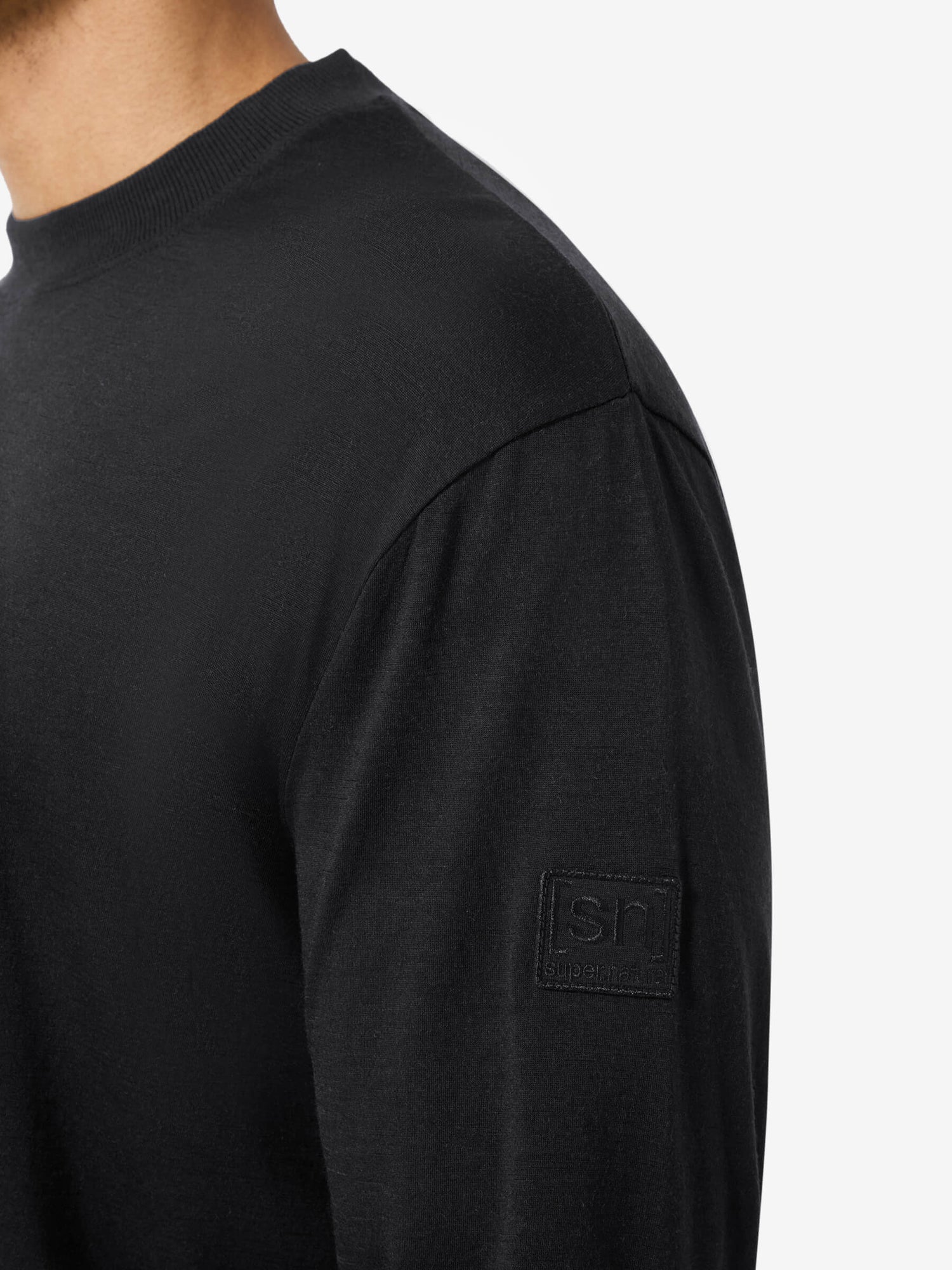 Miesten Casual Rib Bio J merinovillapaita, väri Jet Black – mallin päällä