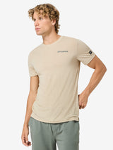 Miesten Peak Lovers Tee merino t-paita, väri White Pepper/Eucalyptus – mallin päällä