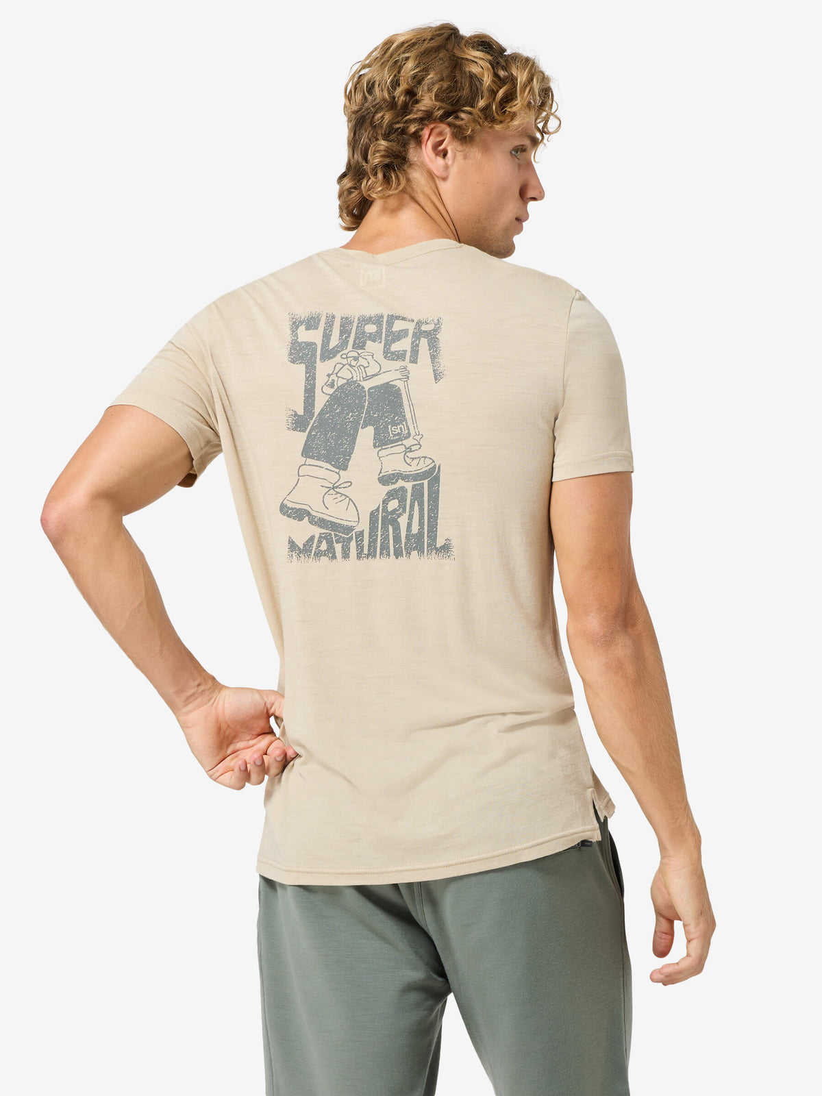 Miesten Peak Lovers Tee merino t-paita, väri White Pepper/Eucalyptus – mallin päällä