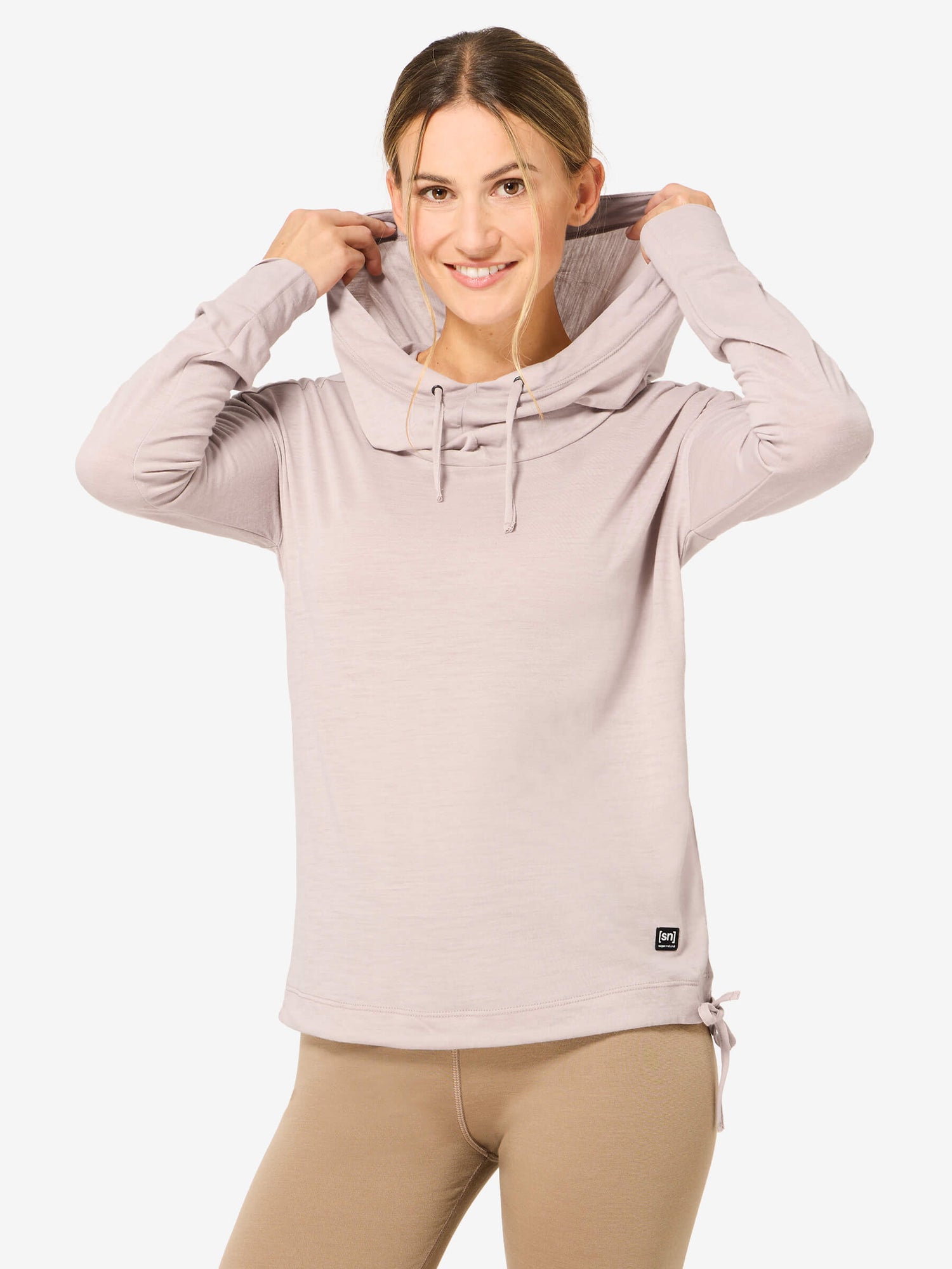 Naisten Funnel Hoodie merinohuppari, väri Dusty Rose – mallin päällä
