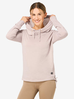 Naisten Funnel Hoodie merinohuppari, väri Dusty Rose – mallin päällä