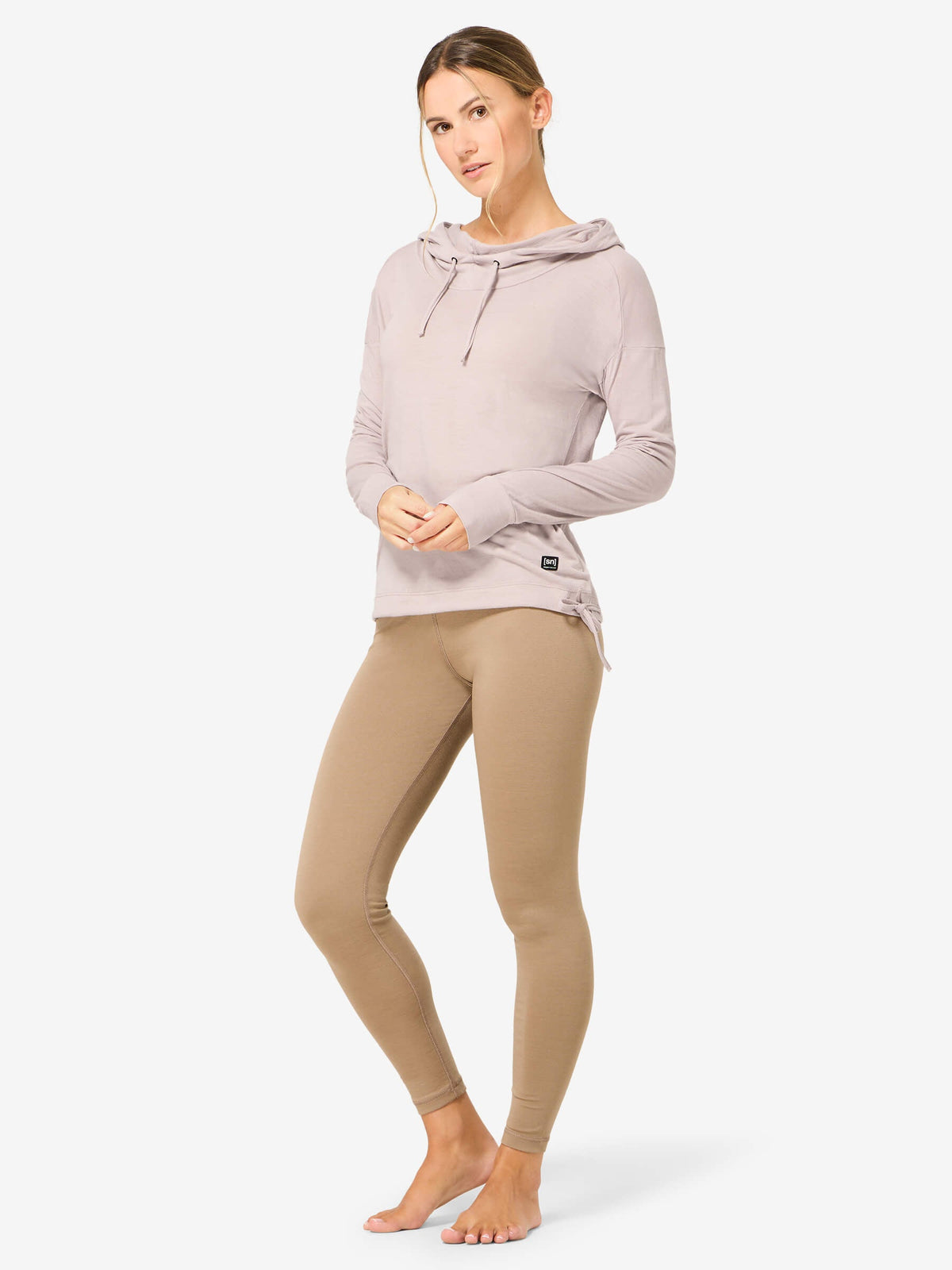 Naisten Funnel Hoodie merinohuppari, väri Dusty Rose – mallin päällä
