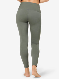Naisten Super Tights merinotrikoot, väri Eucalyptus – mallin päällä