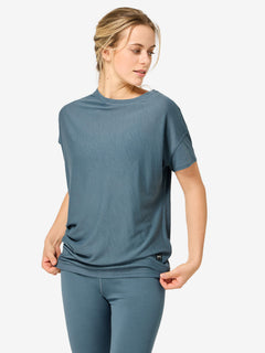 Naisten Yoga Loose Tee väljä merino t-paita, väri Stormy Weather – mallin päällä