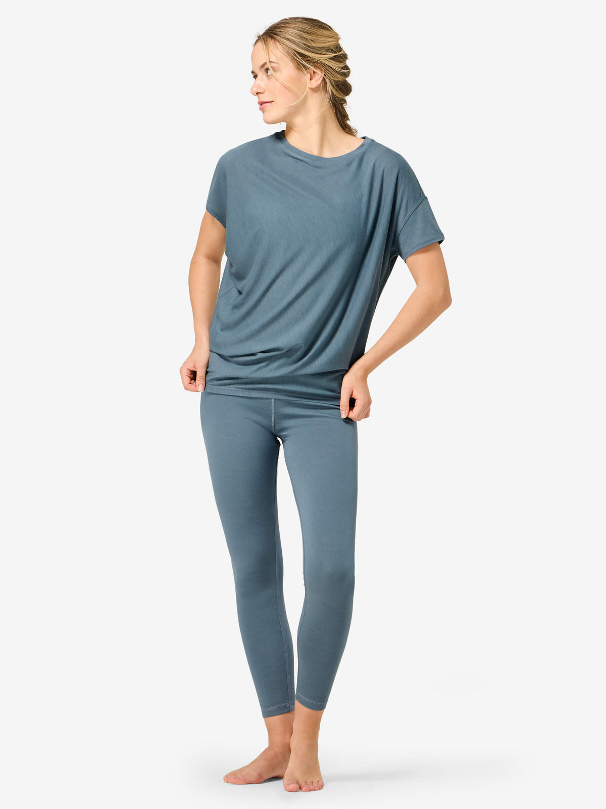 Naisten Yoga Loose Tee väljä merino t-paita, väri Stormy Weather – mallin päällä